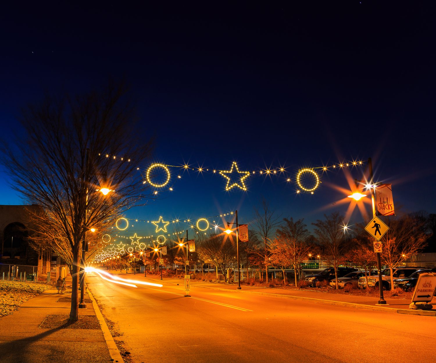 Scena di strada di notte nel centro di Betlemme Pa durante le festività natalizie in inverno.