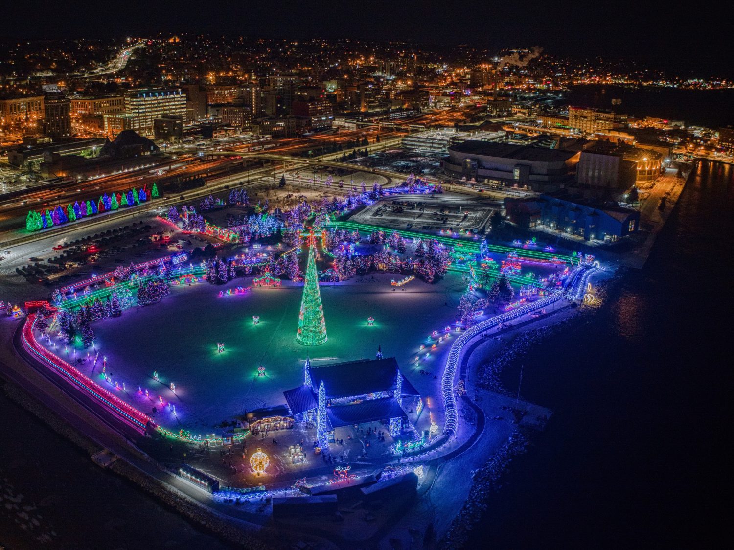 Ogni anno c'è un'esposizione di luci natalizie a Duluth, nel Minnesota