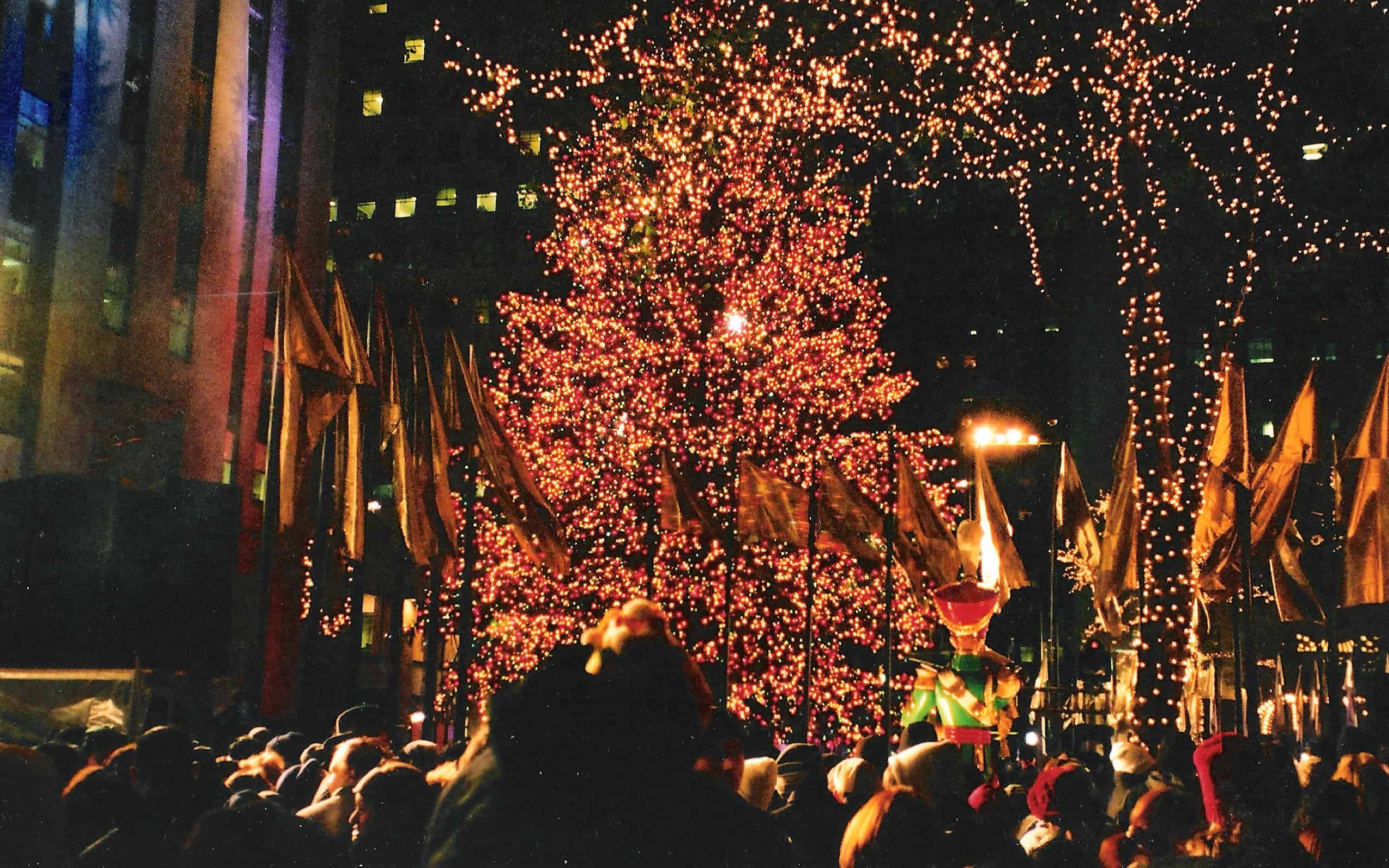 Persone che si godono i festeggiamenti intorno all'inaugurazione dell'albero di Natale al Rockefeller Center, subito dopo il Ringraziamento.