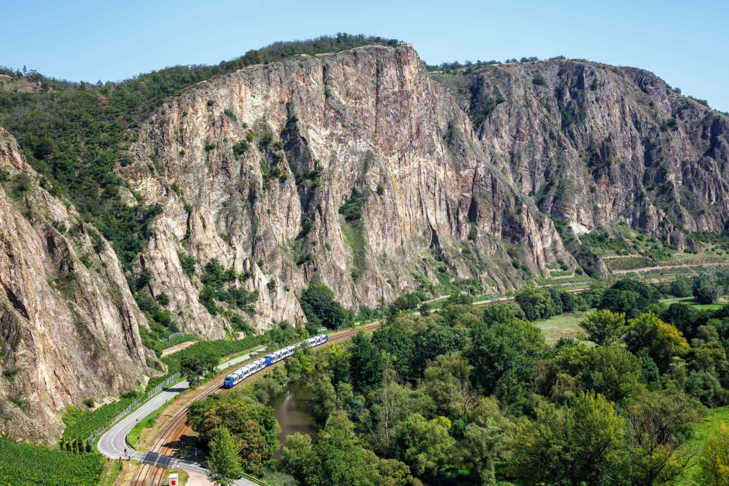 Rotenfels Red Rock con un treno regionale Alstom Coradia LINT di Vlexx a Traisen, Germania