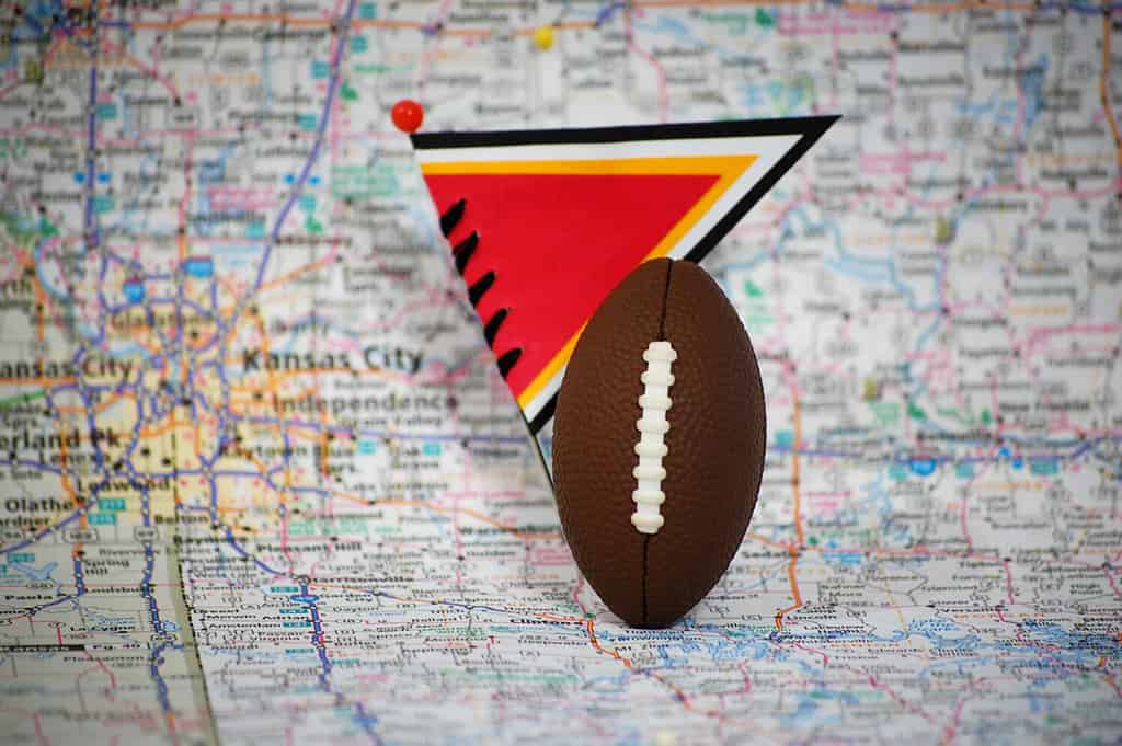 Ripresa macro di una bandiera e di un calcio a Kansas City, Missouri in una mappa.