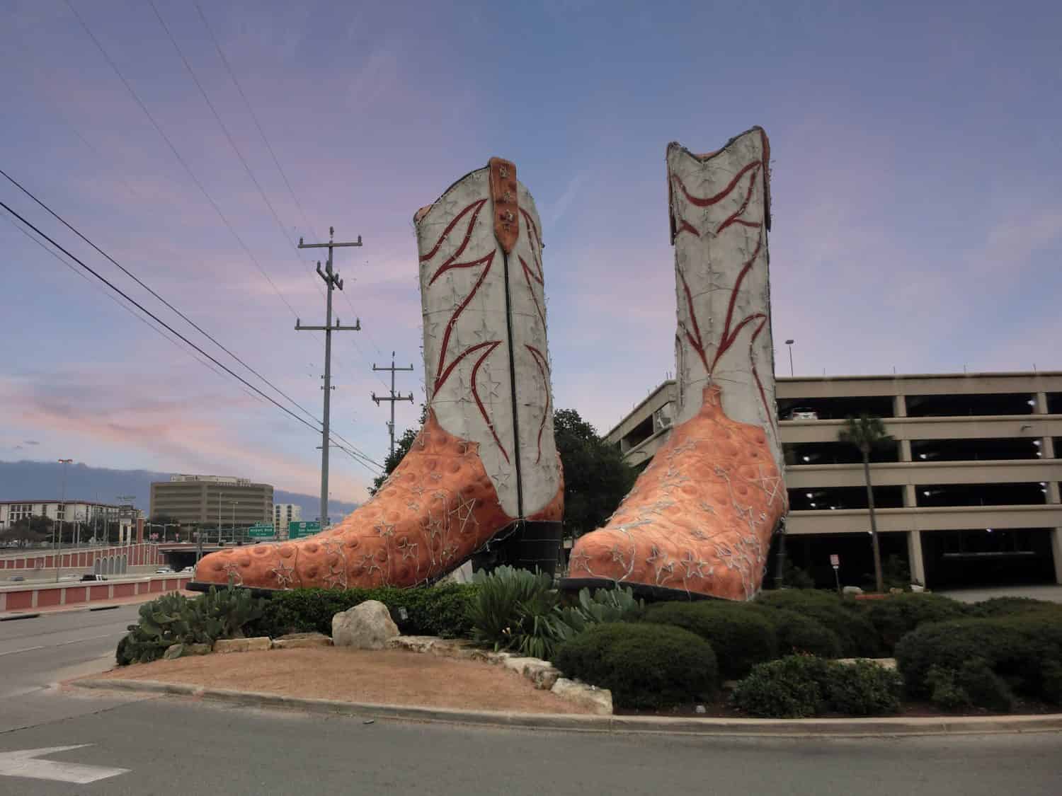 Gli stivali da cowboy più grandi del mondo.  Austin, Texas