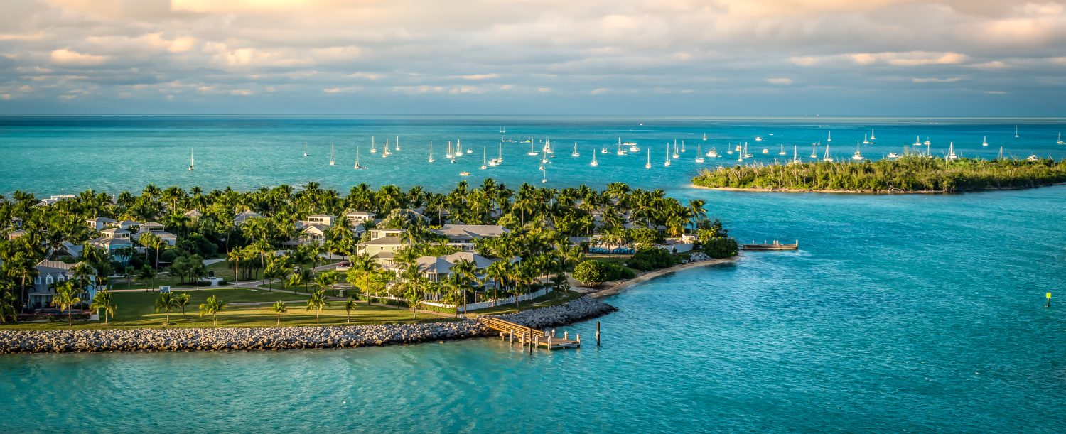 Vista panoramica del paesaggio all'alba delle piccole isole Sunset Key e Wisteria Island dell'isola di Key West, Florida Keys.