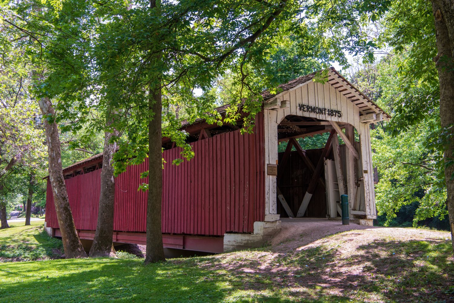 Il ponte coperto del Vermont si trova a Highland Park, Kokomo, contea di Howard, Indiana.  Fu costruito nel 1875, utilizzando una costruzione Smith Type #3 Truss, dalla Smith Bridge Co. di Toledo, Ohio. 