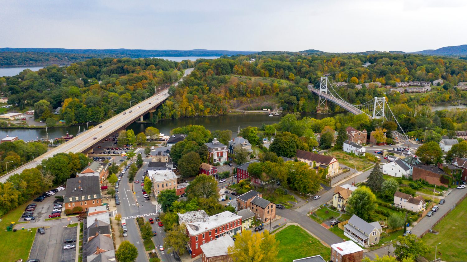 Rondout Creek scorre sotto i ponti sul lungomare di South Kingston, New York, Stati Uniti