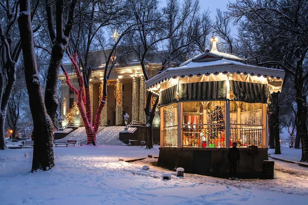 Luci natalizie nella neve fresca intorno al gazebo decorato presso il tribunale della contea di Yavapai a Prescott, Arizona