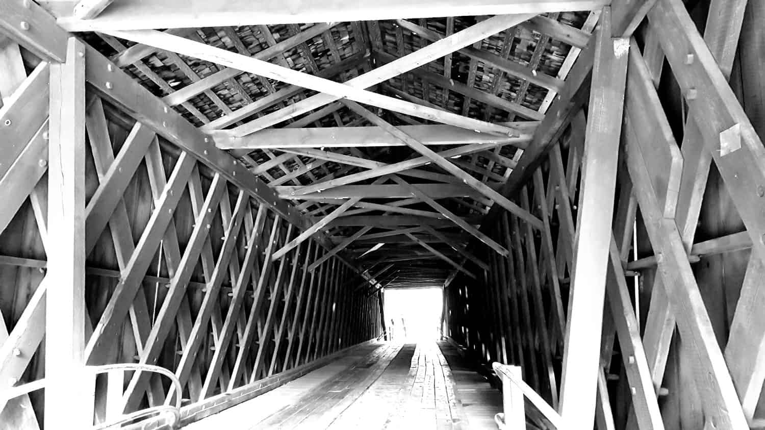 All'interno del ponte coperto di Red Oak Creek in Georgia
