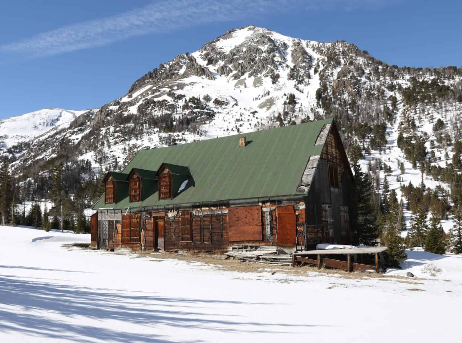 Città fantasma di Kirwin, Wyoming con la montagna sullo sfondo