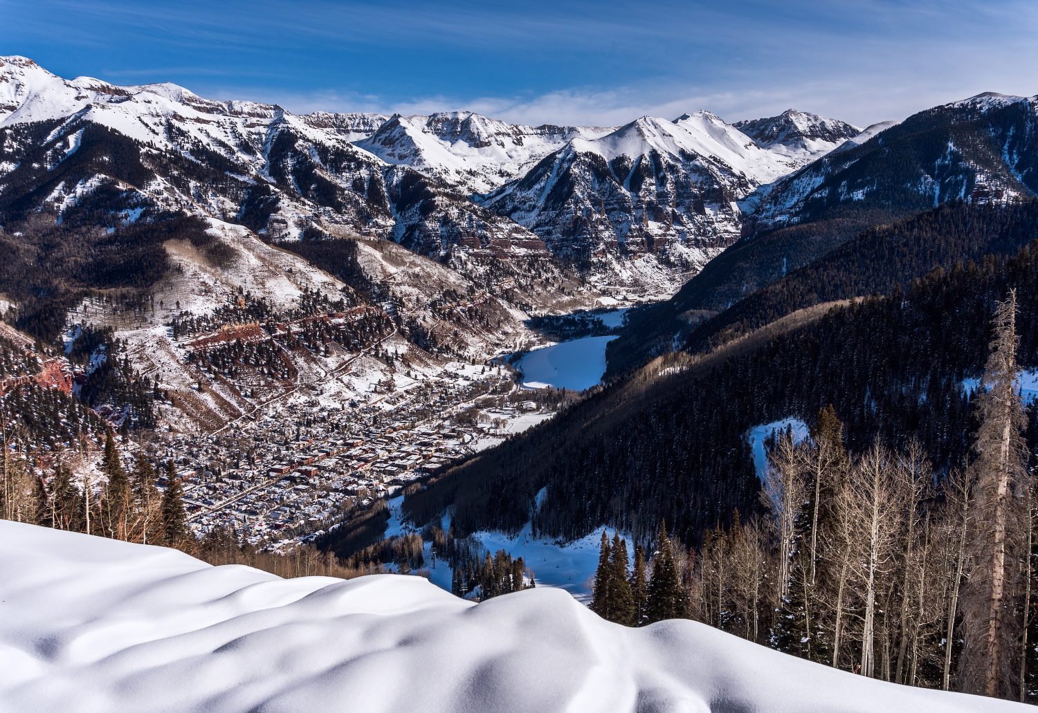 Vista panoramica di Telluride, del Colorado e delle montagne di San Juan in inverno