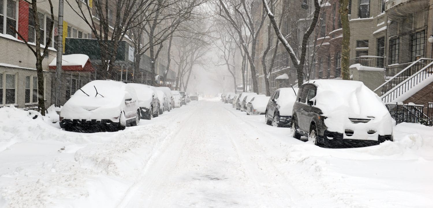 Strada della città coperta di neve a Manhattan New York durante la tempesta di neve Noreaster
