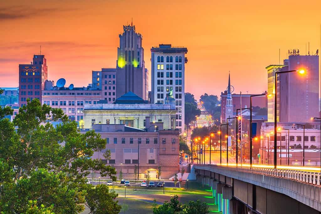 Orizzonte del centro di Youngstown, Ohio, USA al crepuscolo.