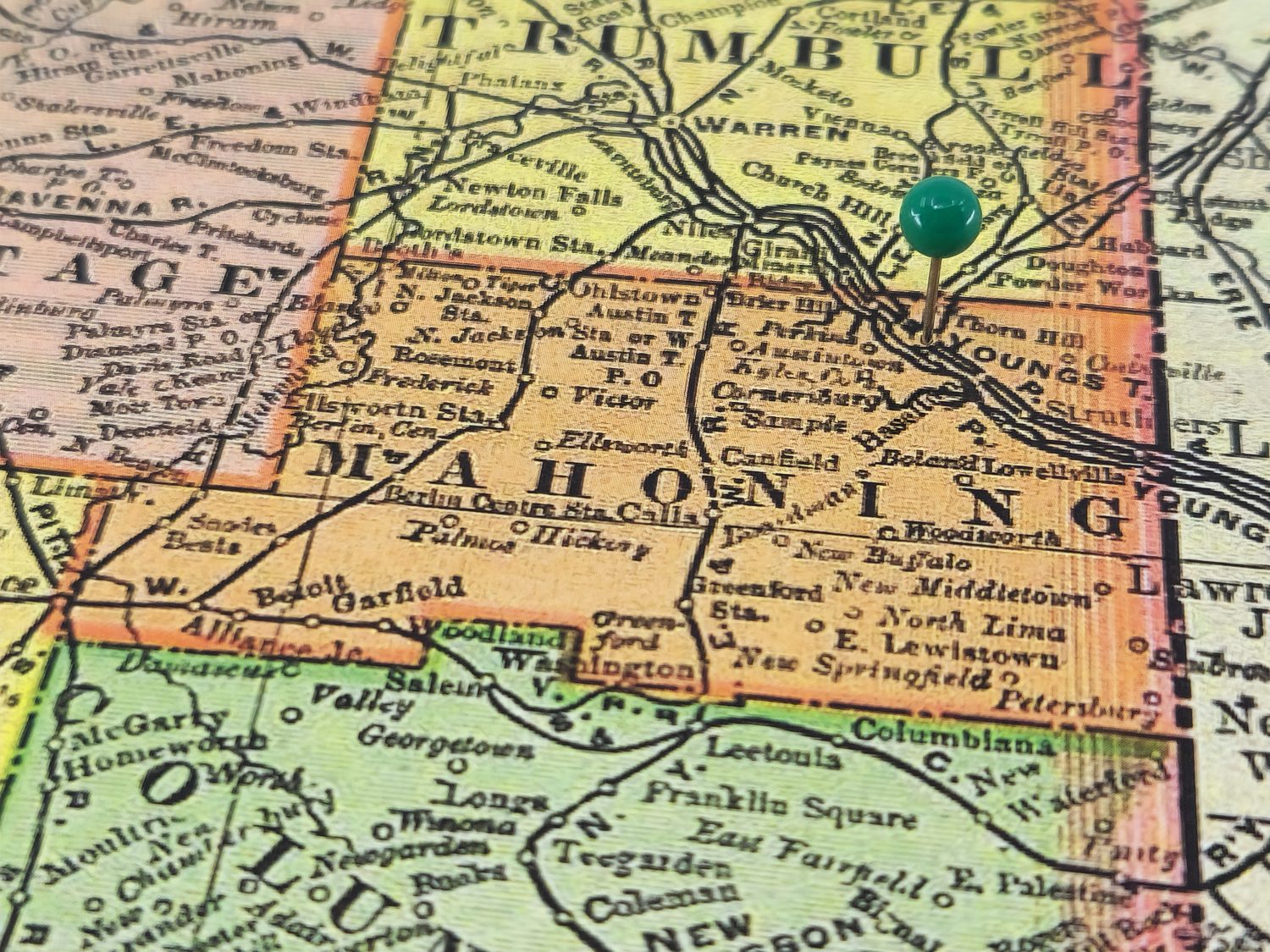 Contea di Mahoning, Ohio, contrassegnata da un puntino verde su una colorata mappa vintage.  Il capoluogo della contea si trova nella città di Youngstown, Ohio.