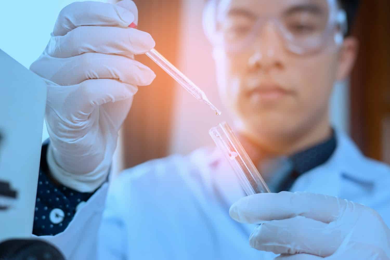 Laboratorio Scienziati medici che lavorano in laboratorio con provette il ricercatore esegue liquidi, supervisore medico guardando il vetrino del microscopio in medicina legale, concetto con la chimica dell'uomo asiatico