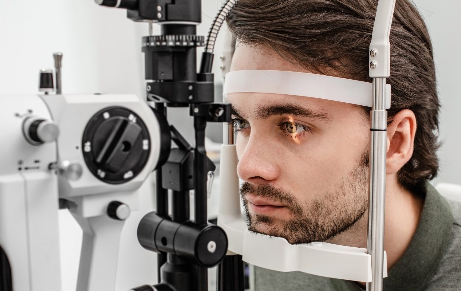 Bell'uomo che riceve un esame oculistico presso la clinica oftalmologica.  Controllo della retina di un occhio maschile da vicino