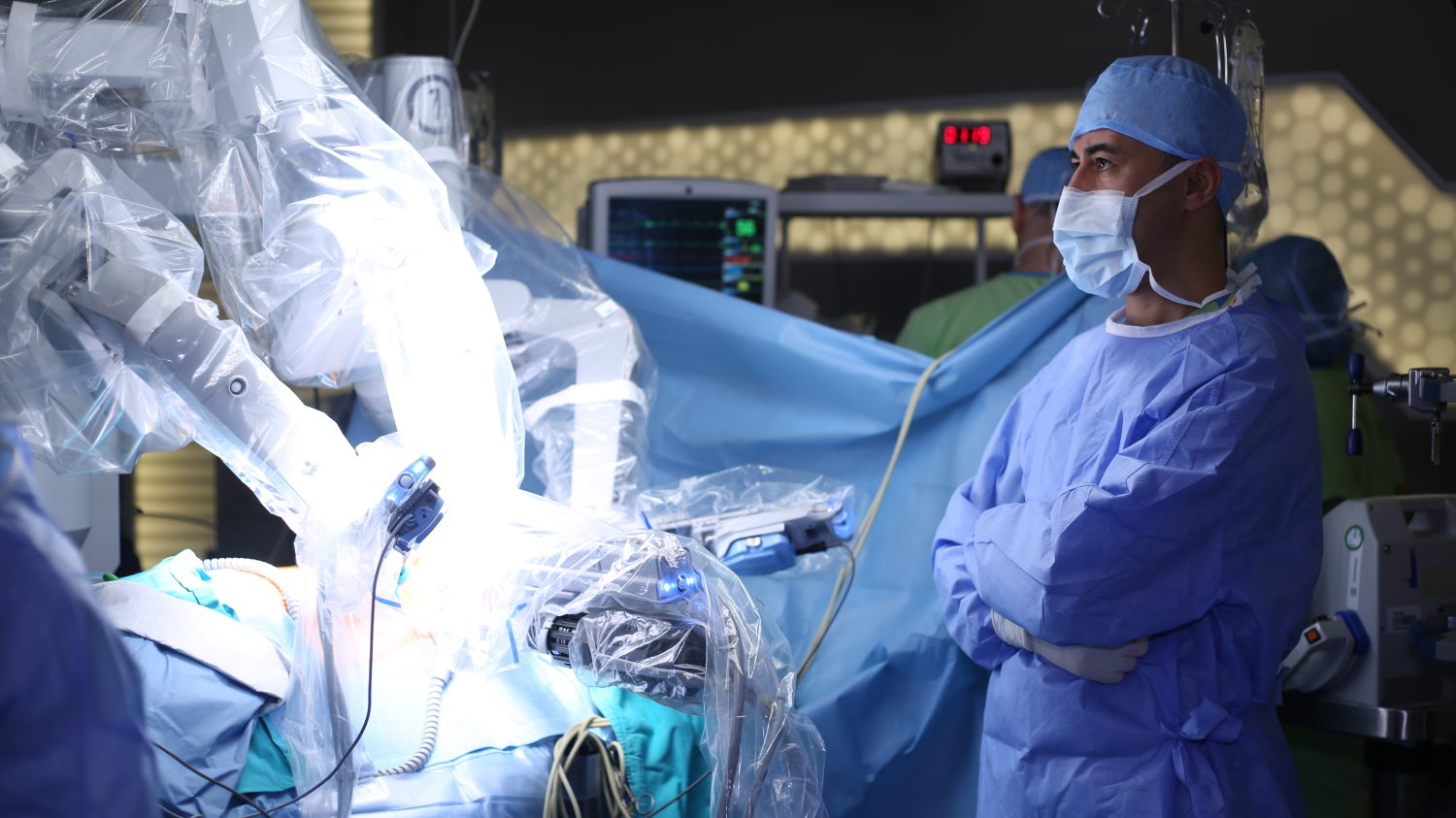 Intervento chirurgico da Vinci.  Chirurgia Robotica Mininvasiva con il Sistema Chirurgico da Vinci.  Robot medico.  Chirurgia robotica.  Operazione medica che coinvolge il robot.