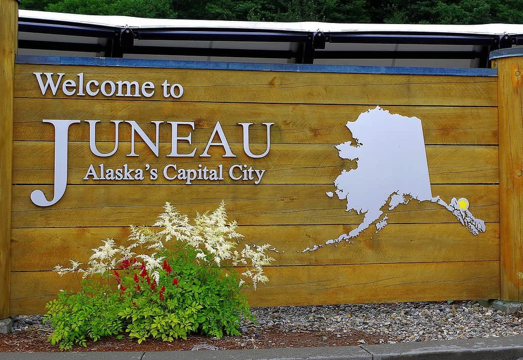 Benvenuti a Juneau!  Il saluto nel porto di Juneau.  Alaska.