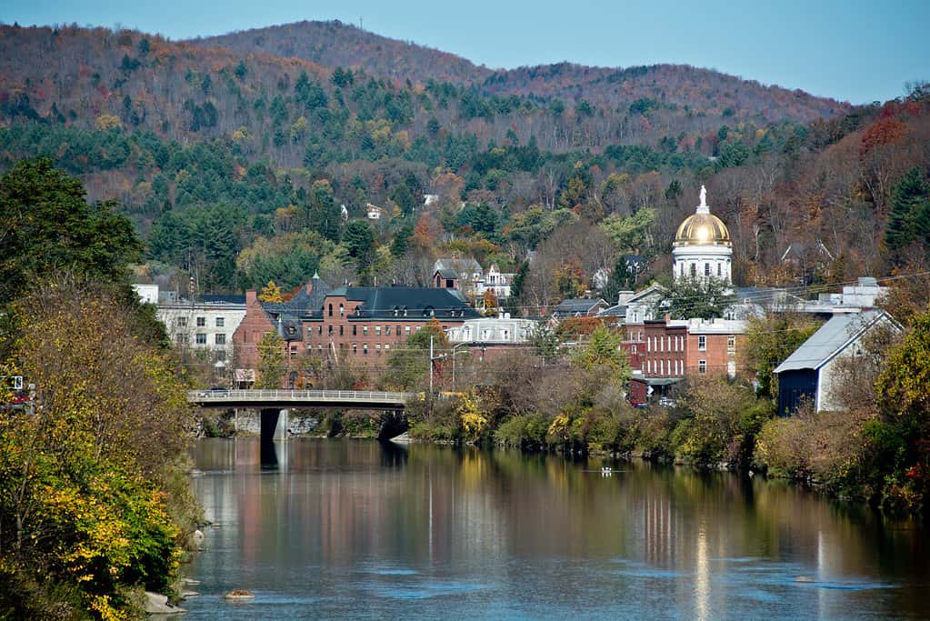 Vermont State Capitol sul fiume Winooski in autunno