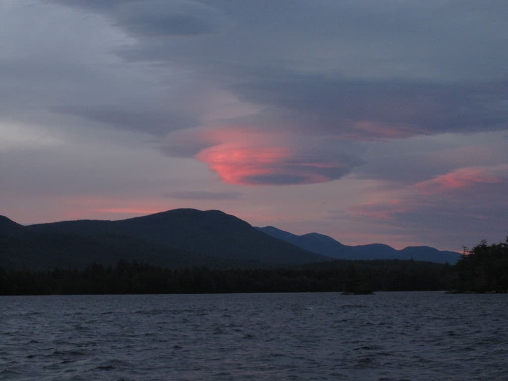 Nube lenticolare sopra il lago Squam nel New Hampshire