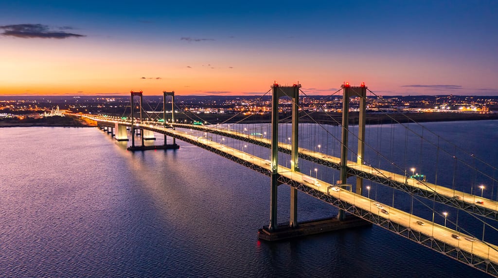 Vista aerea del Delaware Memorial Bridge al crepuscolo.  Il Delaware Memorial Bridge è un insieme di ponti sospesi gemelli che attraversano il fiume Delaware tra gli stati del Delaware e del New Jersey