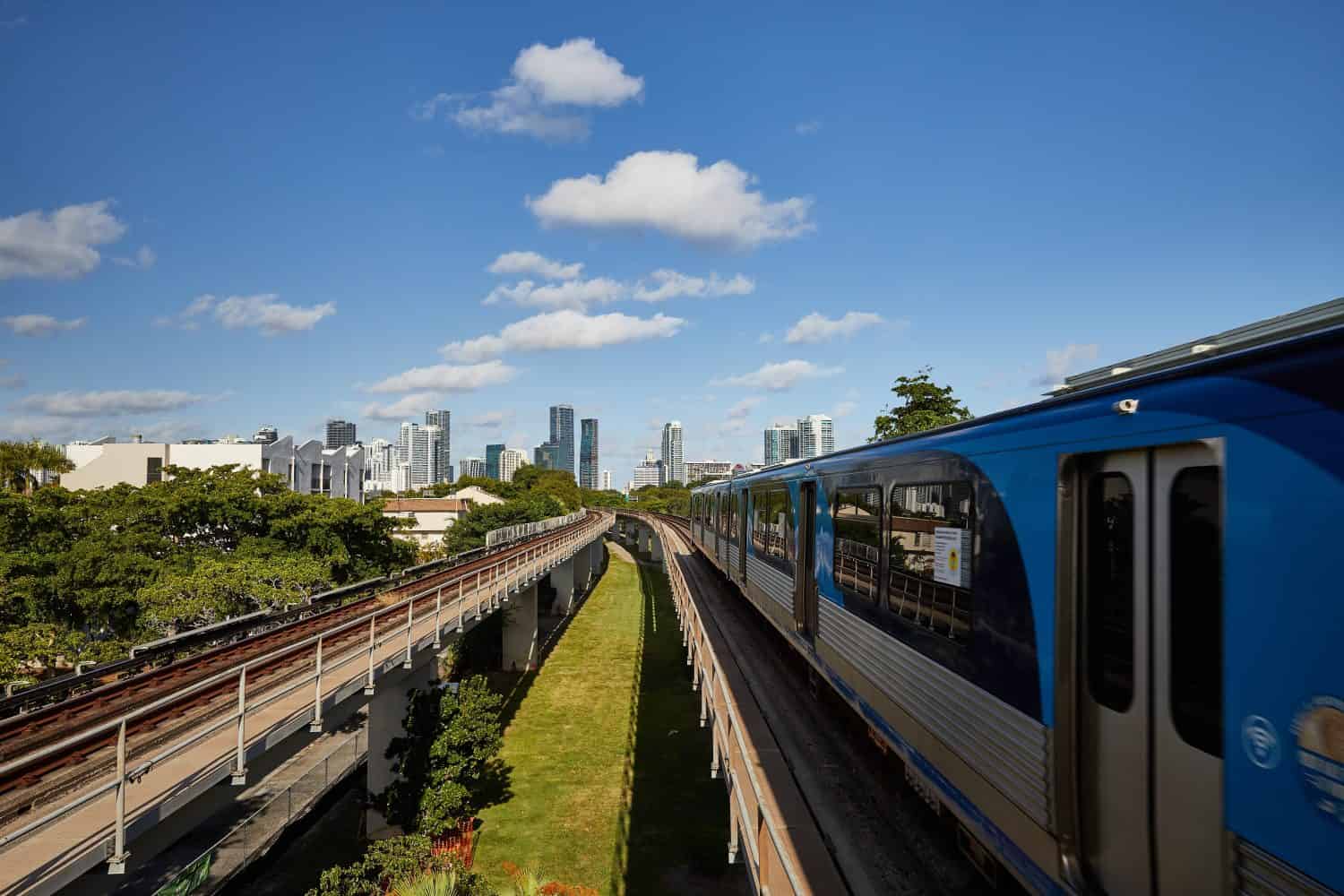 Il treno di Miami sta partendo dalla stazione ferroviaria verso il centro di Miami, inquadratura grandangolare