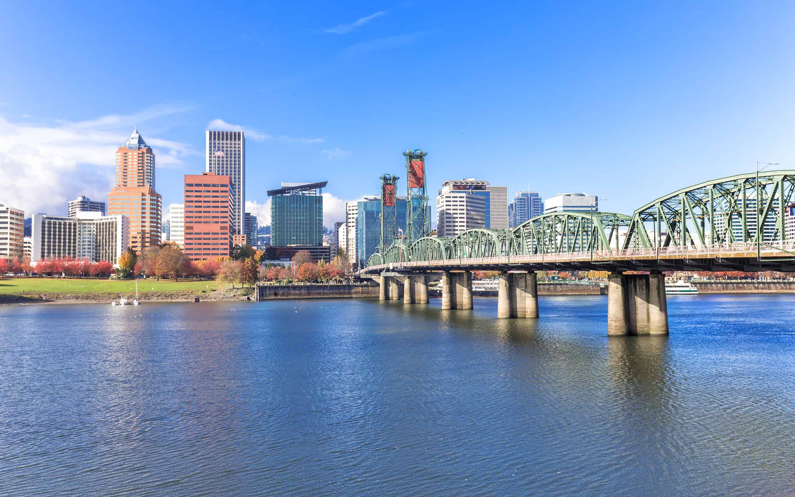 ponte in acciaio sull'acqua con paesaggio urbano e skyline a portland