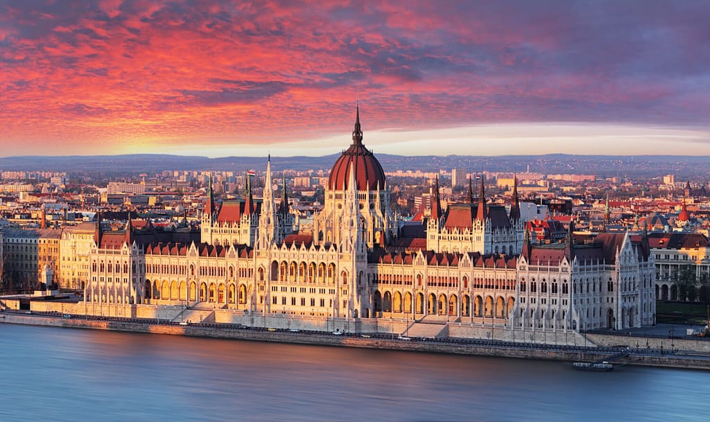 Parlamento di Budapest all'alba drammatica