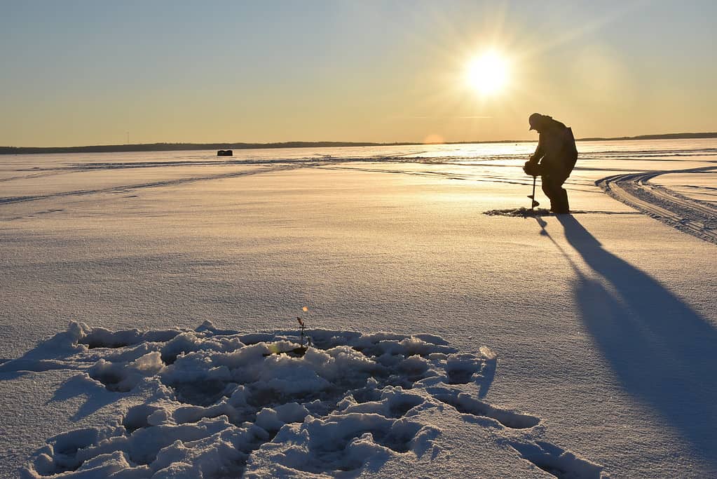pesca sul ghiaccio al tramonto