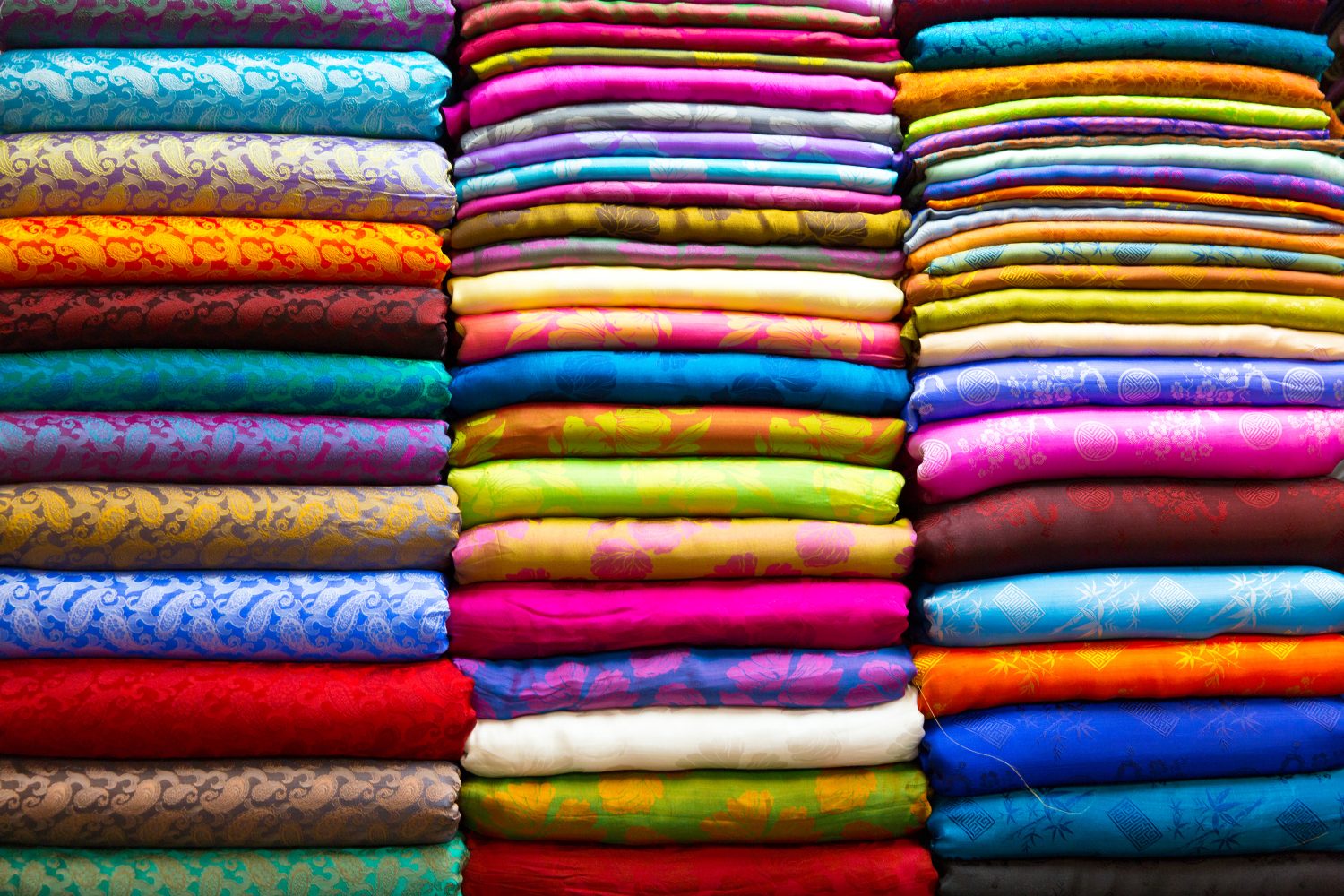 Molti materiali di seta colorati sul mercato.  Ricordo molto popolare e tradizionale dal Vietnam.
