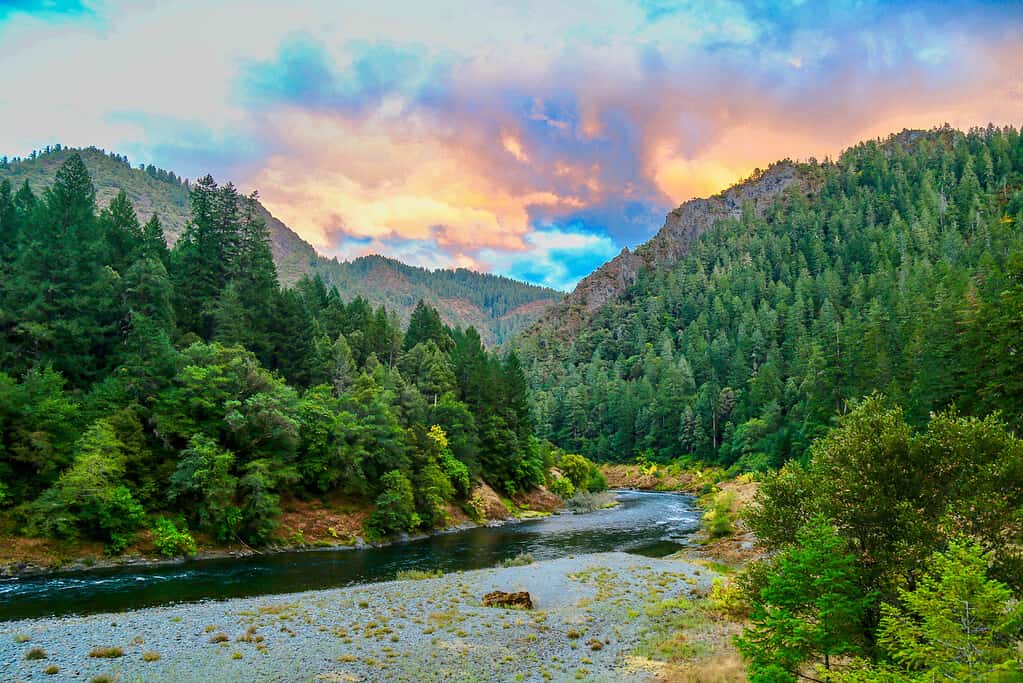 La sezione selvaggia e panoramica del fiume Rogue, Oregon, Stati Uniti