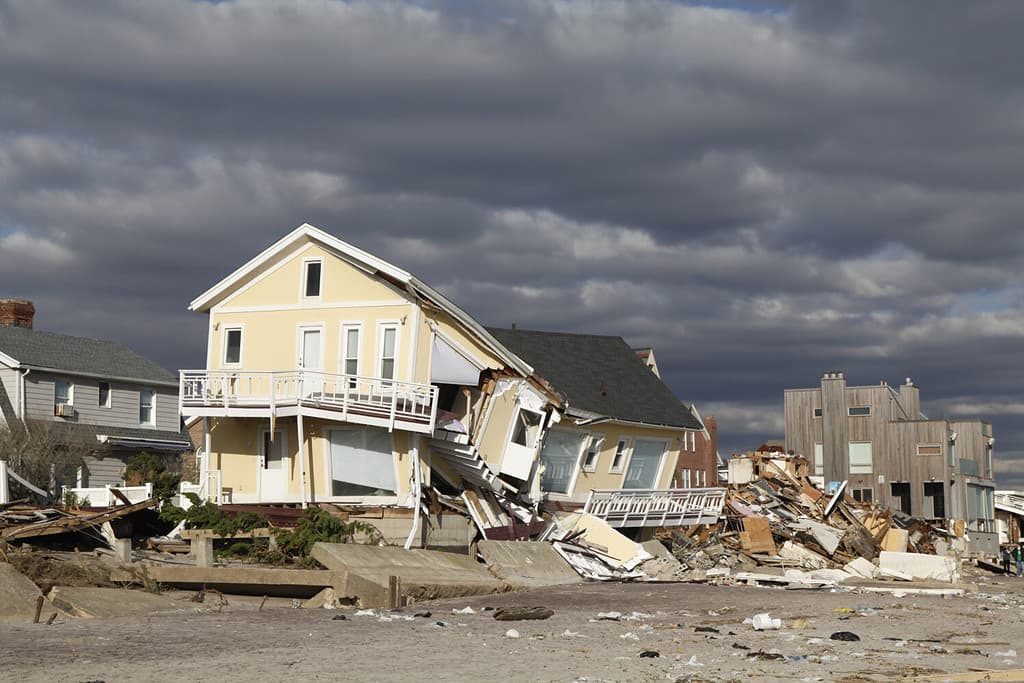 FAR ROCKAWAY, NY - 4 NOVEMBRE: Casa sulla spiaggia distrutta in seguito all'uragano Sandy il 4 novembre 2012 a Far Rockaway, NY