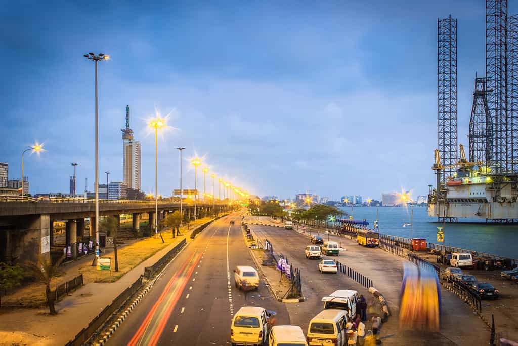 Fermata dell'autobus CMS, porto turistico esterno, isola di Lagos, Nigeria al tramonto