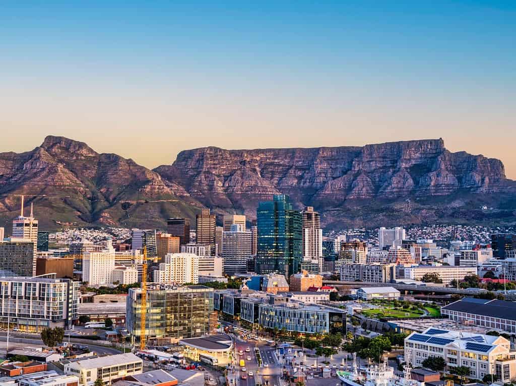 gli aeroporti più trafficati dell'Africa, il CBD di Città del Capo e la Table Mountain sullo sfondo durante il tramonto, in Sud Africa