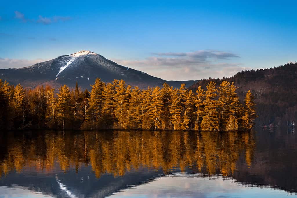 Montagna innevata di Whiteface con riflessi a Paradox Bay, Lake Placid, nello stato di New York