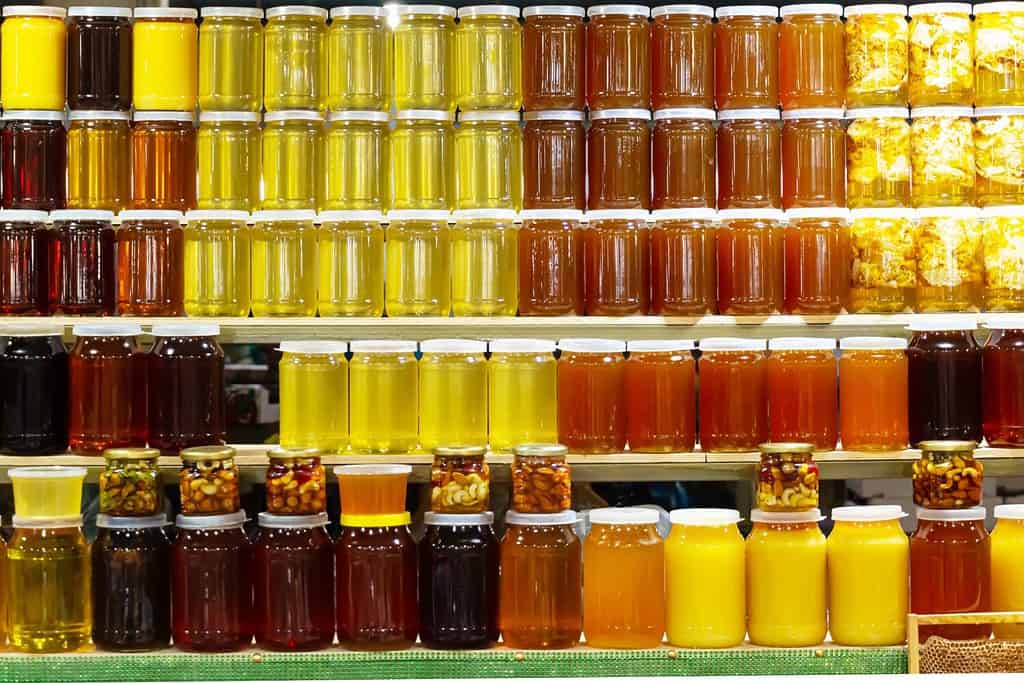 Vari tipi di miele sul bancone.  Mercato Est.  Makhachkala, Daghestan, Russia - 1 ottobre 2022.