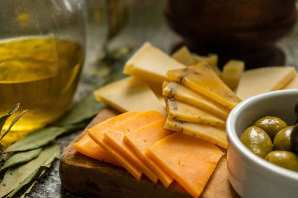 Primo piano del tagliere di formaggi, con formaggio cheddar, formaggio tybo e formaggio aromatizzato