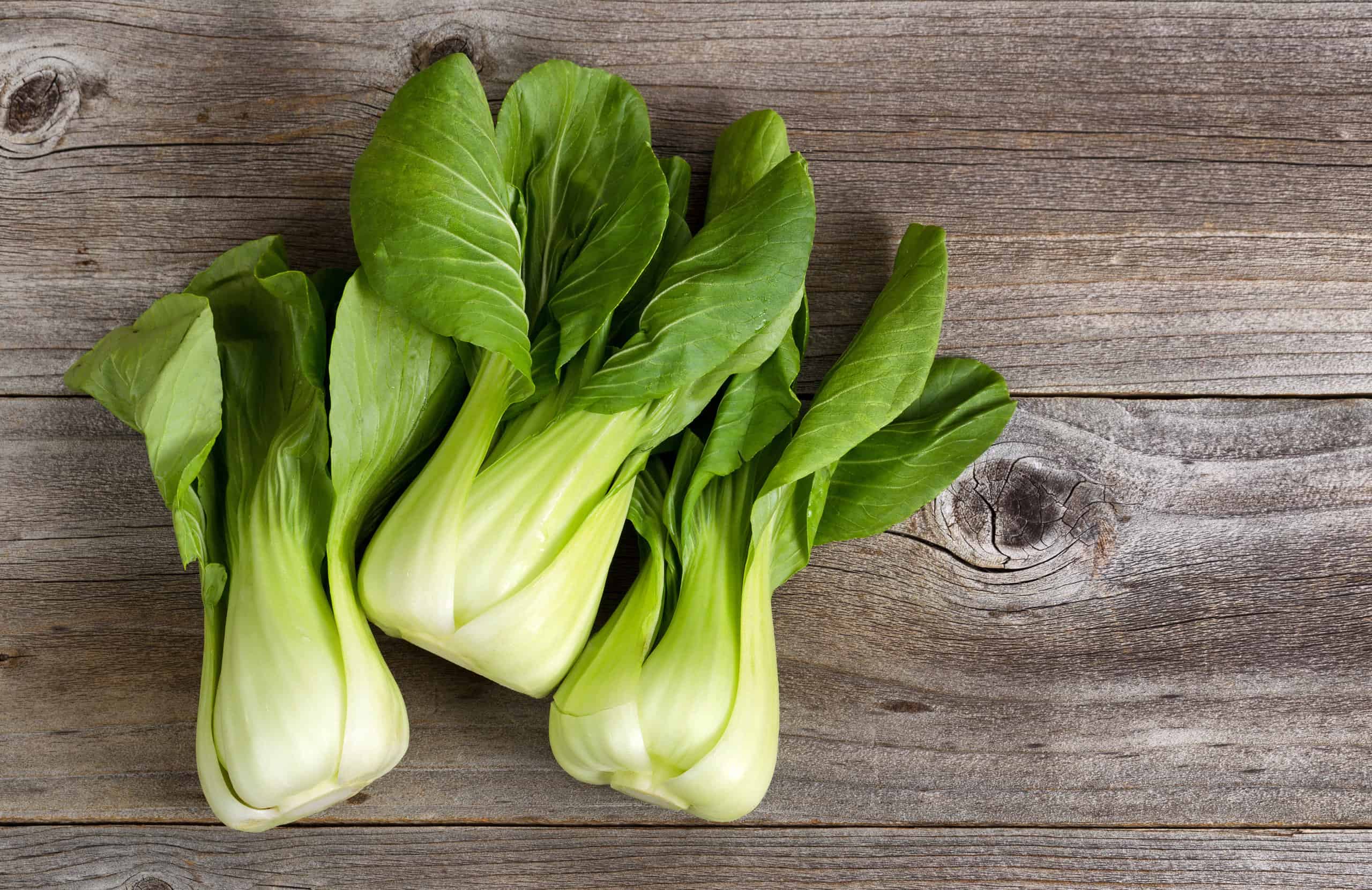 Il bok choi ha foglie verdi e un bulbo bianco. 