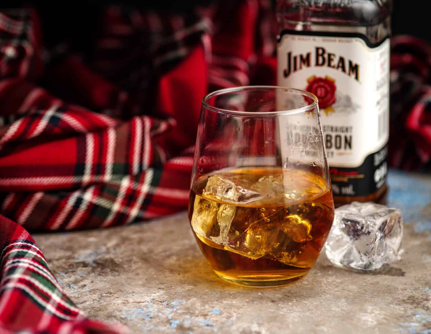 MINSK, BIELORUSSIA - 31 OTTOBRE 2018: Bottiglia e bicchiere Jim Beam è uno dei marchi di bourbon più venduti al mondo, prodotto da Beam Inc. a Clermont, Kentucky