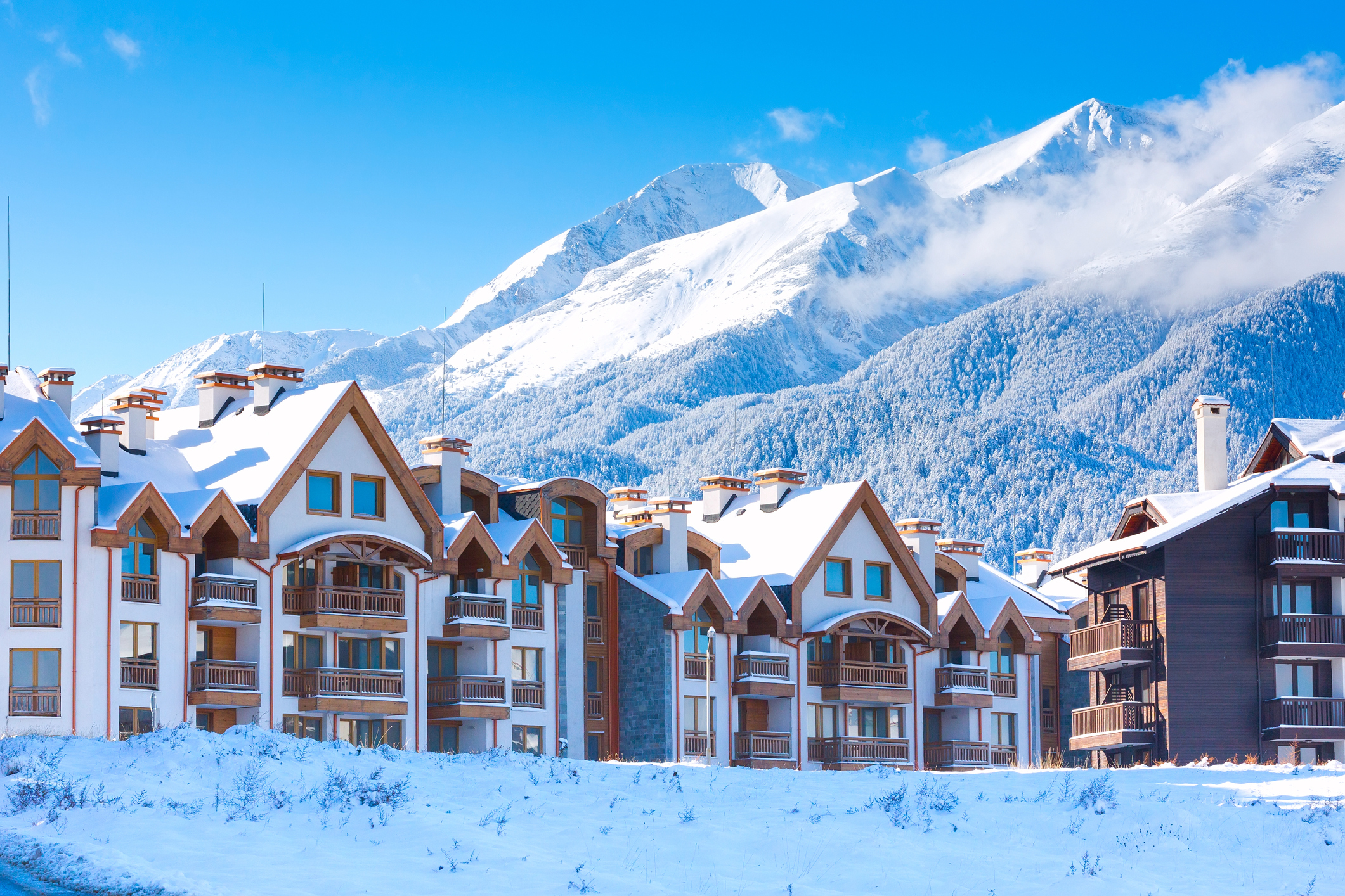 Panorama delle case e delle montagne della neve nella stazione sciistica bulgara di Bansko