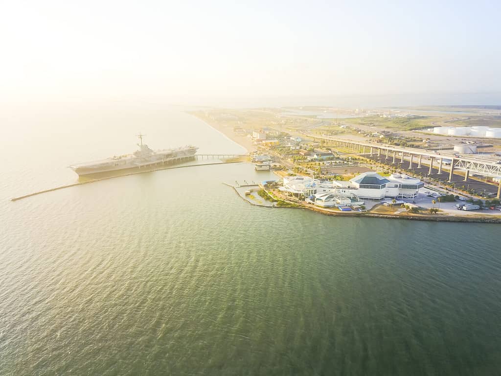 Vista aerea North Beach a Corpus Christi, Texas, Stati Uniti con nave portaerei