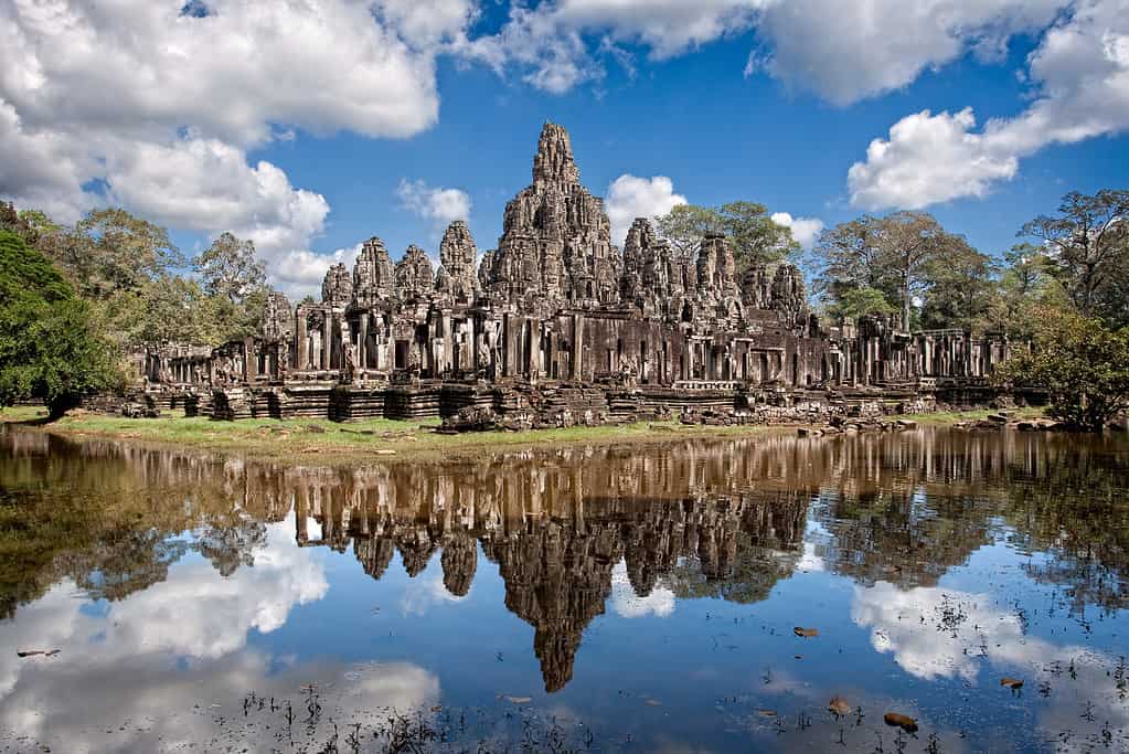 Riflessioni nel tempio di Angkor in Cambogia.