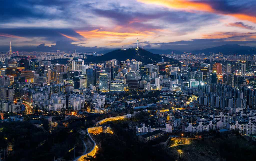 Paesaggio urbano della città di seoul dalla cima della montagna, corea del sud