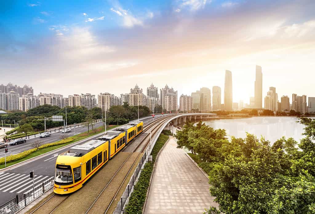 Il treno turistico sta guidando in città, Guangzhou, Cina
