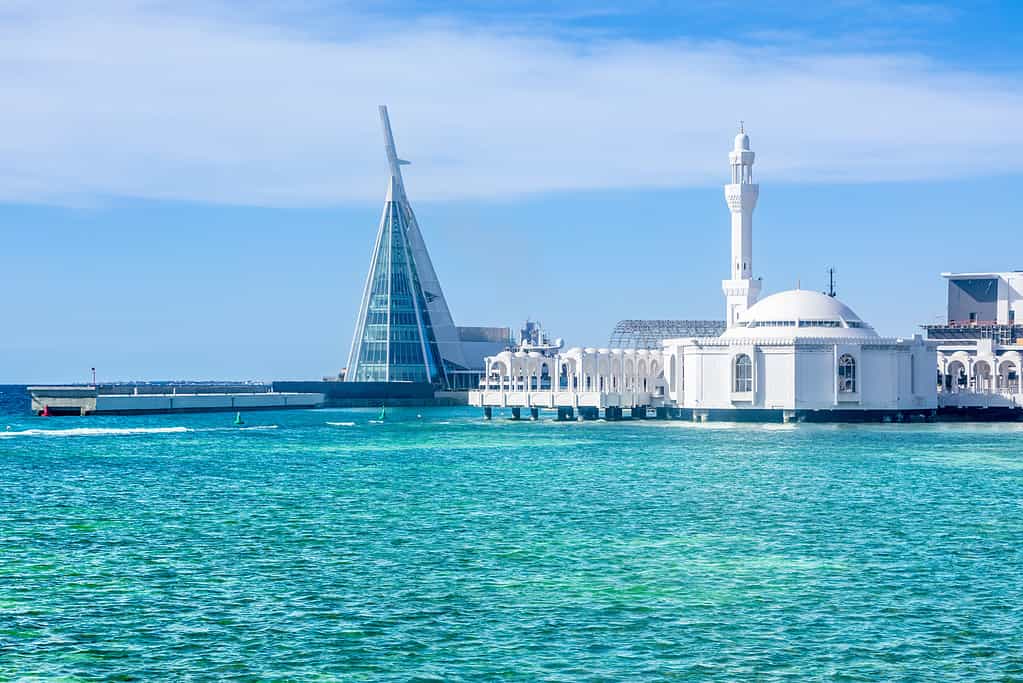 Moschea galleggiante di Alrahmah con il mare in primo piano, Jeddah, Arabia Saudita