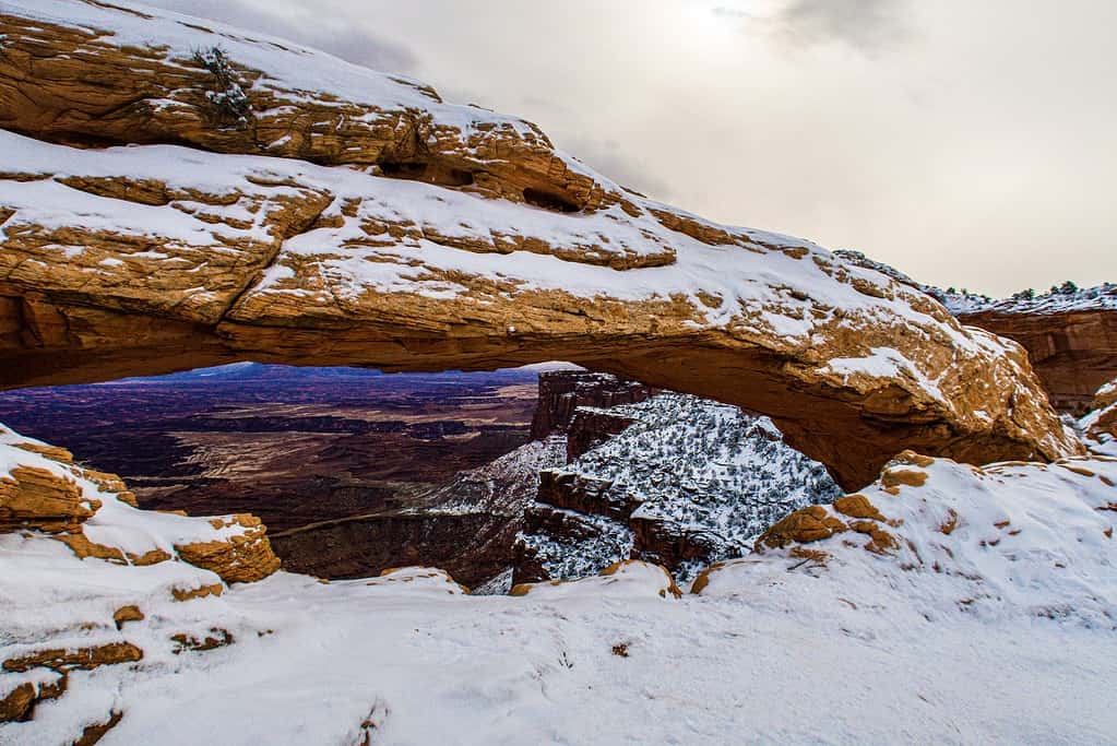 Bellissimo scatto del Mesa Arch nella neve a Canyonlands, Utah