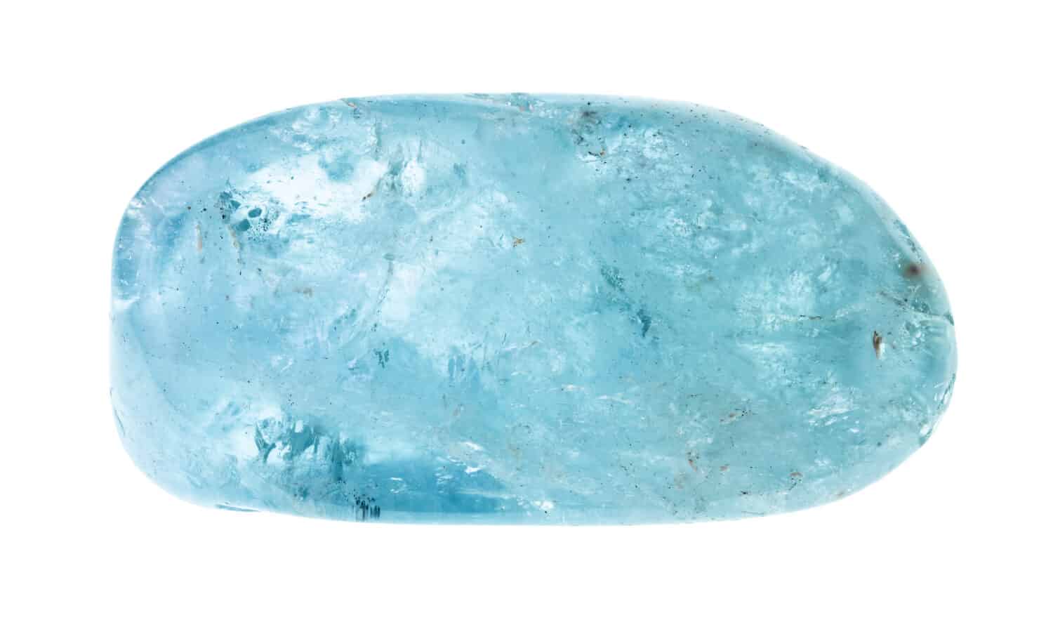 ritaglio di pietra preziosa acquamarina lucida (blu berillo) su sfondo bianco