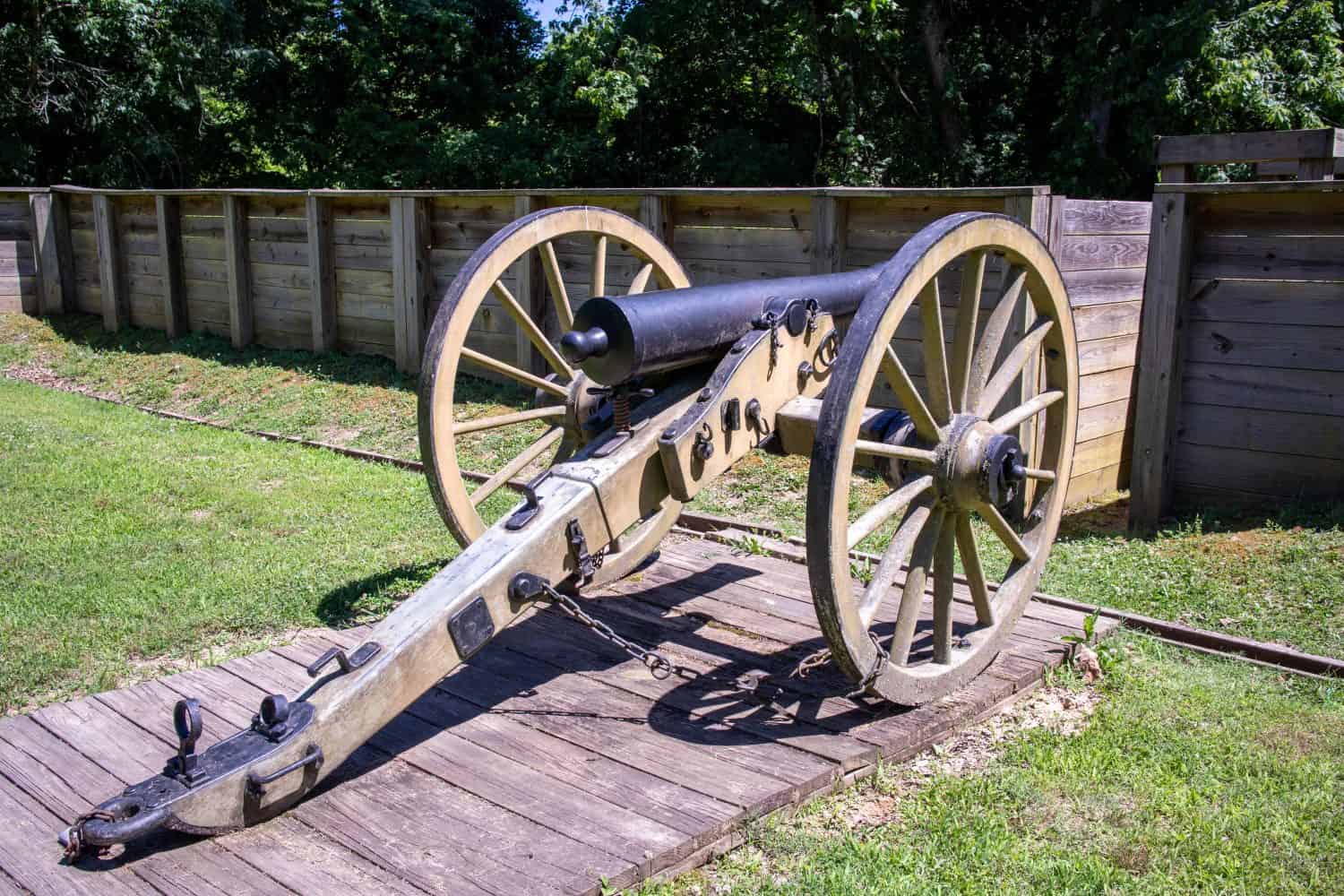 Un cannone dell'epoca della guerra civile in mostra dietro la barricata nel Fort Pillow State Historic Park.