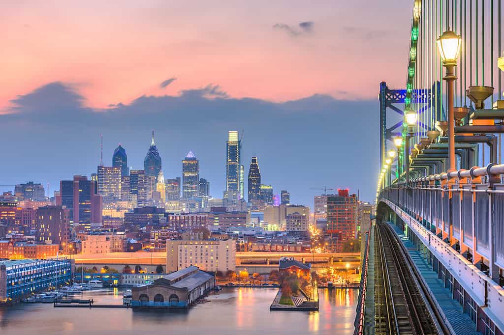 Skyline di Filadelfia, Pennsylvania, USA dal ponte Benjamin Franklin.
