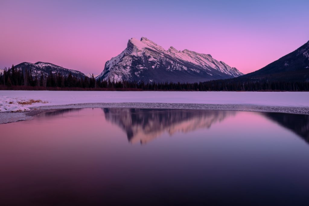 Riflessione del monte Rundle nei laghi Vermillion al tramonto in inverno