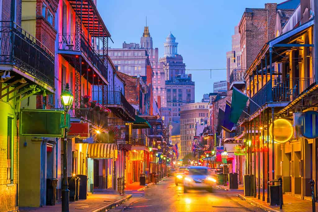 Pub e bar con luci al neon nel quartiere francese di New Orleans USA