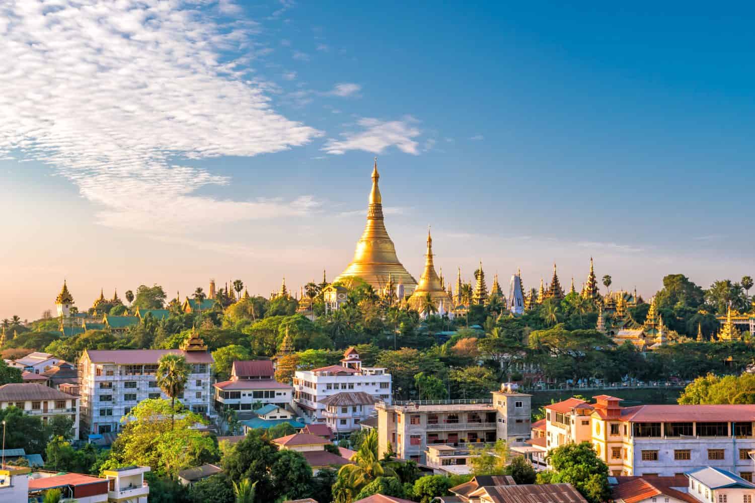 Orizzonte di Rangoon con la Pagoda di Shwedagon in Myanmar